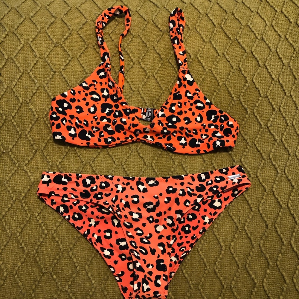 Blackbough WILDCAT Izzy top & moderate bottoms